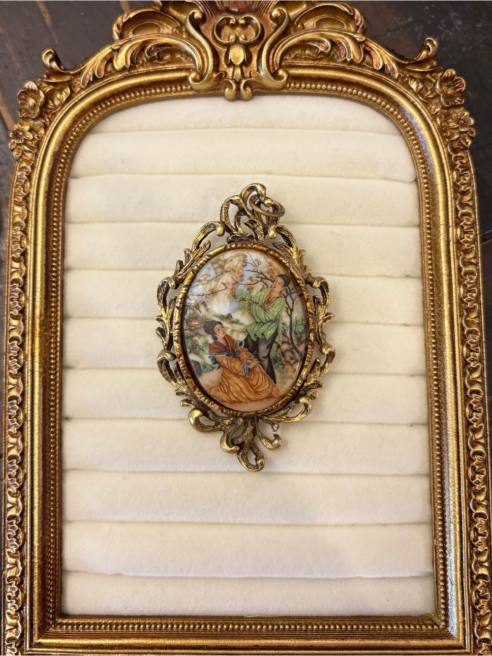 Vintage 1970’s Cameo Brooch Courting Asian Couple Under Cherry Blossom Tree - Picture 6 of 6